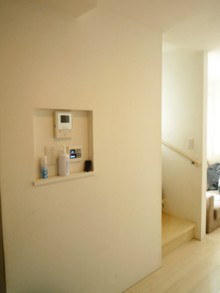 階段からの冷気対策に引戸を設置～あったかリビングに　目黒区F様邸